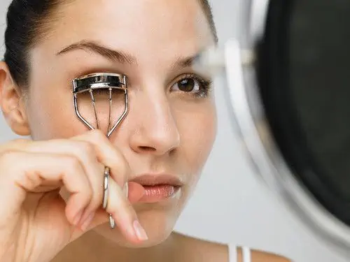 How to Use an Eyelash Curler Properly